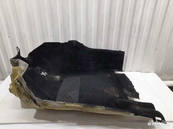 Покрытие напольное (ковролин) передний левый