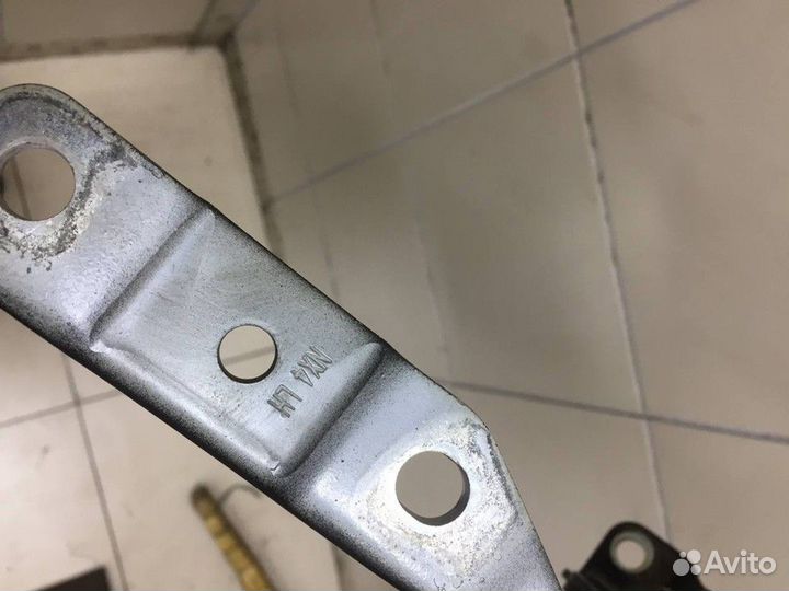 Петля капота левая Lexus NX