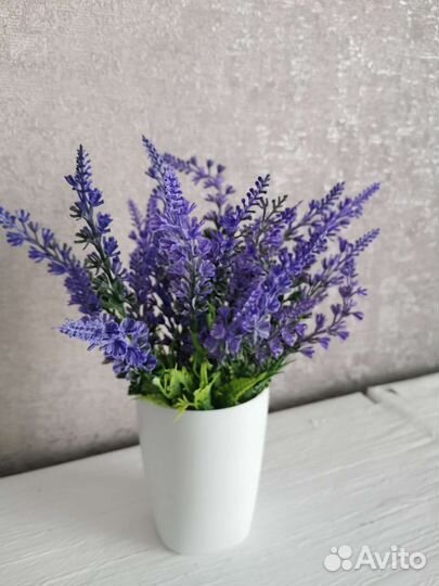 Искусственные цветы в горшках