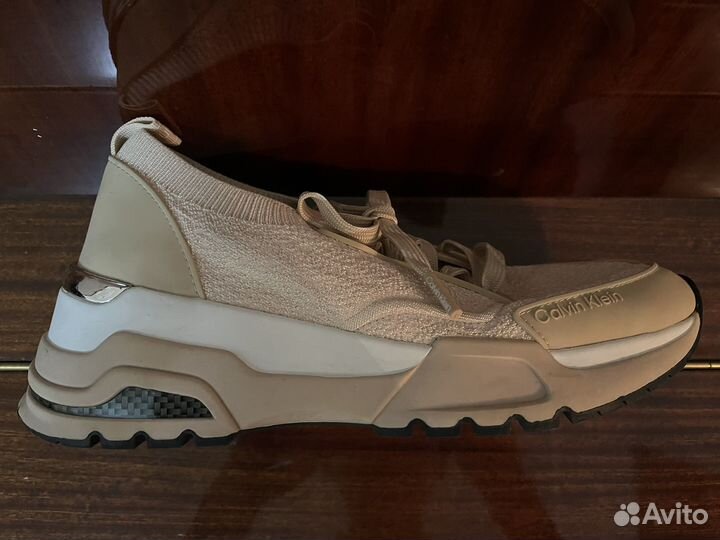 Кроссовки женские