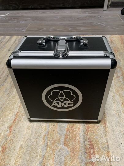 Студийный микрофон akg perception 220