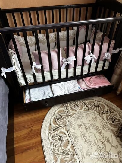 Детская кроватка с маятником