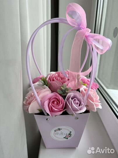 Букет цветов в корзинке на 8 марта