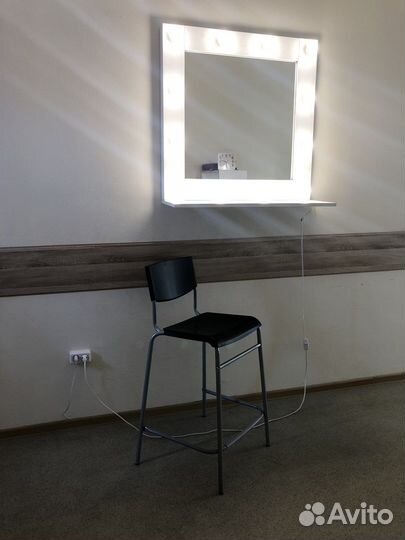 Гримерное зеркало с лампочками и с полкой