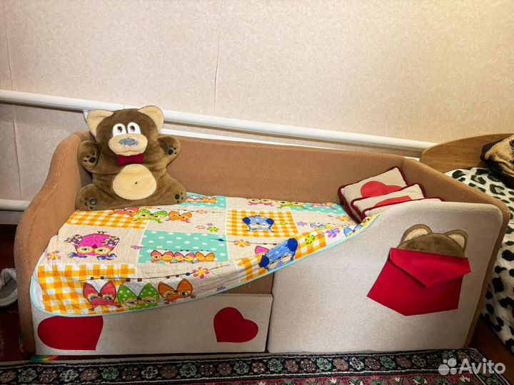 Диван детский, с подушками и медведем