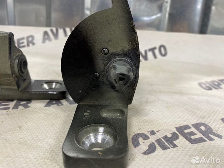 Петля двери передняя левая Mercedes-Benz C-Class