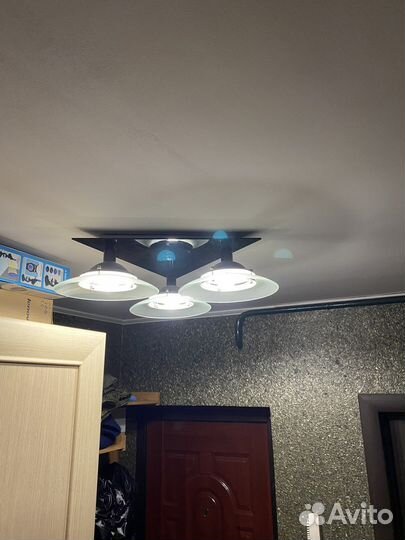 Люстра на три лампы