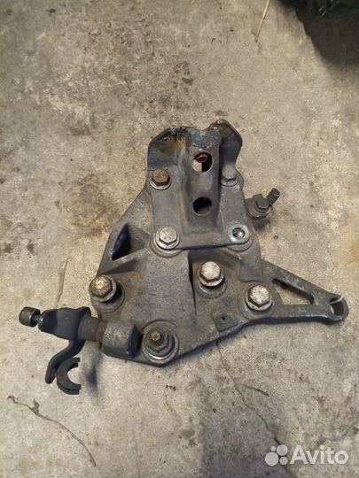 Кронштейн задней подушки