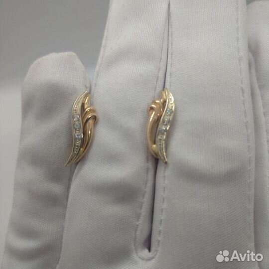 Золотые серьги с камнем