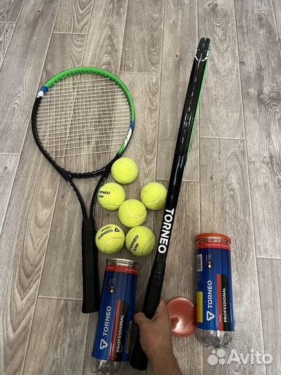 Теннисные ракетки с мячами