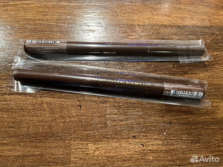 Карандаш для бровей с щеточкой