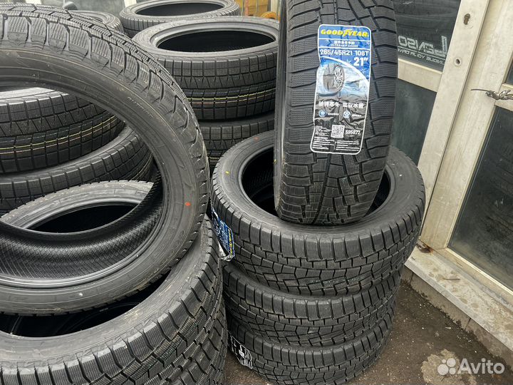 Goodyear UltraGrip Winter 265/45 R21 108T