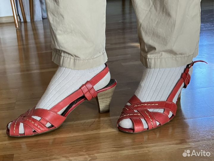 Босоножки кожаные Tamaris 39рр