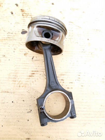 Поршень с шатуном Опель Омега А 18SV