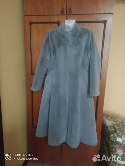 Шуба из искусственного меха серо-голубого цвета