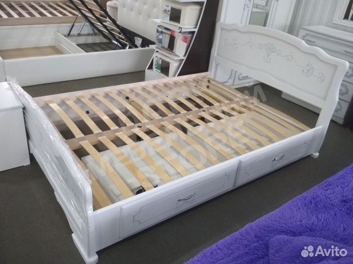 Кровать массив