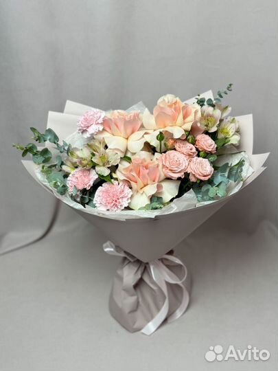 Красивый сборный букет, в 2х цветах