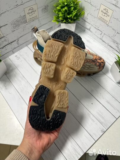 Кроссовки 40