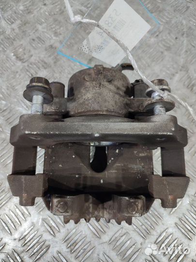 Суппорт передний левый Bmw 3-Series E90 N43B20