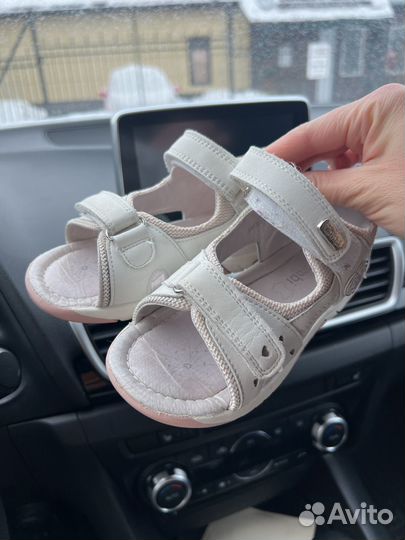 Кожаные сандали для деврчки