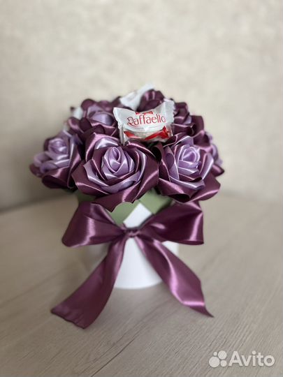 Розы из атласных лент в коробке