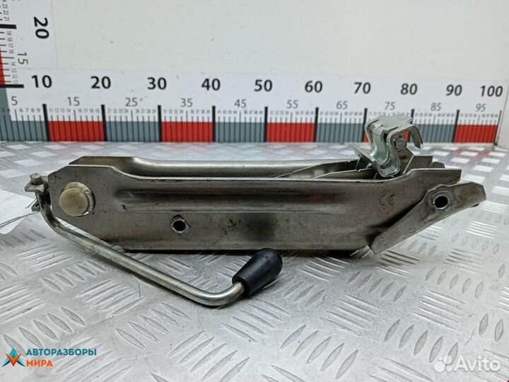 Домкрат Volkswagen Passat B5 2000 8L0011031A