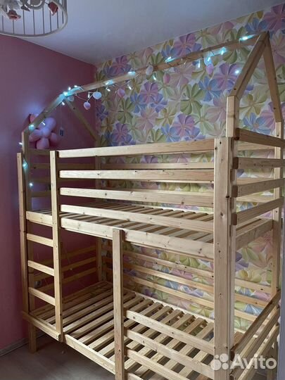 Продается кровать двухярусная домик