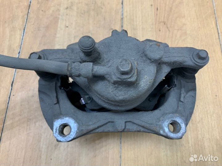 Тормозной суппорт передний левый Opel Astra J