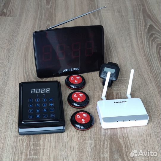 Кнопка вызова персонала, официанта, мастера и часы