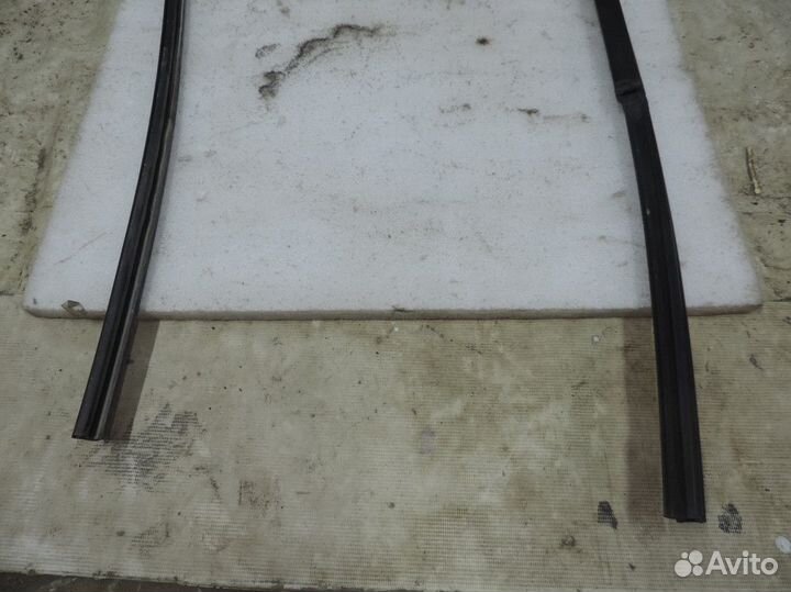 Уплотнитель стекла двери задний левый Suzuki Swift