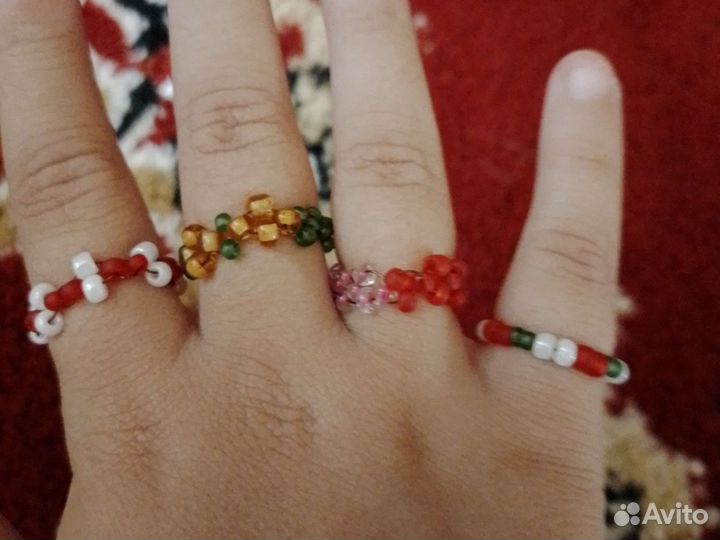 Коцы из бисера и фигурка