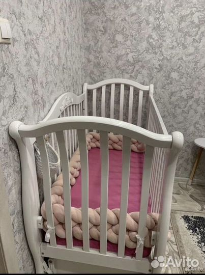 Детская кроватка с маятником и ящиком