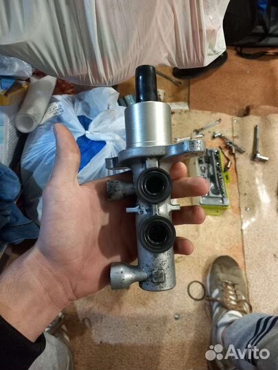 Главный тормозной цилиндр с ABS