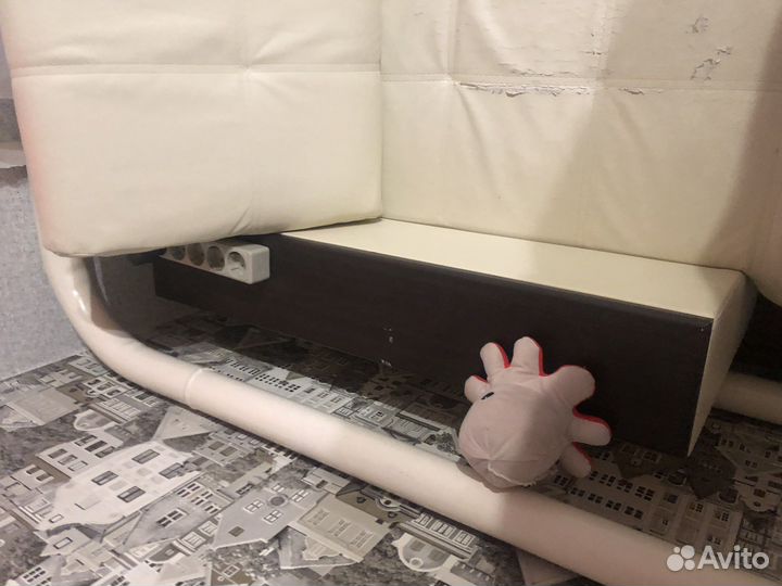 Кожаный угловой диван бу