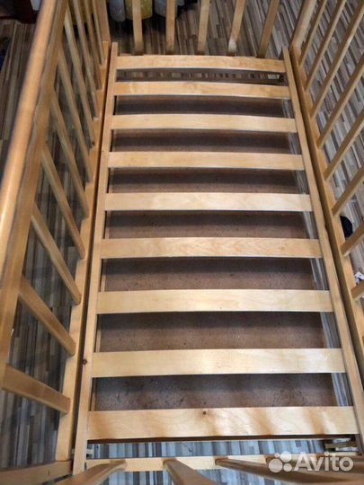 Продам детскую кроватку маятник