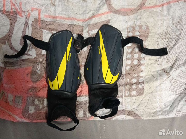 Щитки футбольные nike