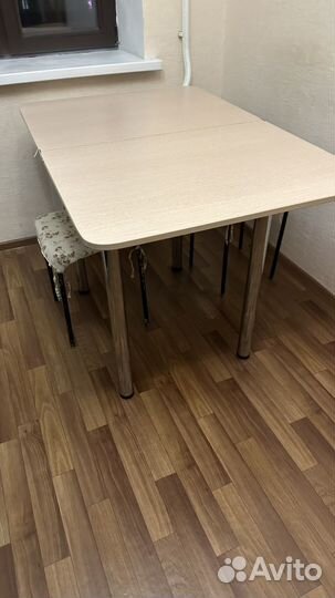Табуретка и стол