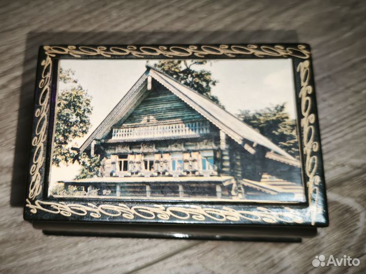 Деревянная шкатулка