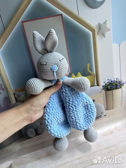 Заяц-комфортер, вязанная игрушка