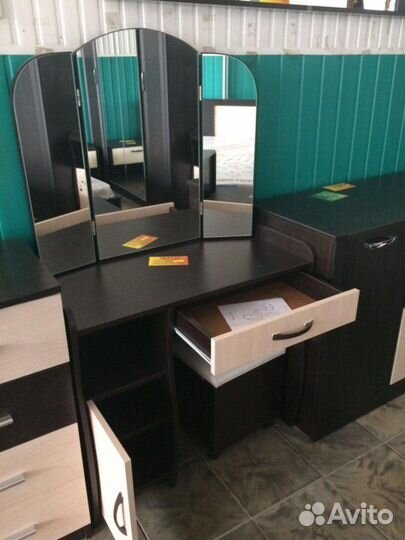 Трюмо (туалетный столик) + пуф с ящиком