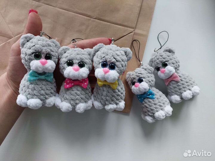 Вязаная игрушка котенок