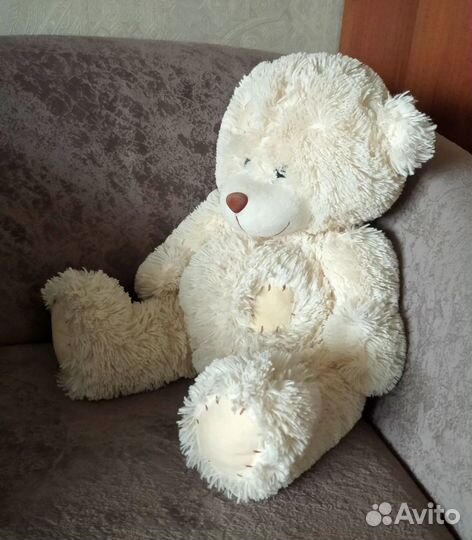 Большой плюшевый мишка поёт песенку