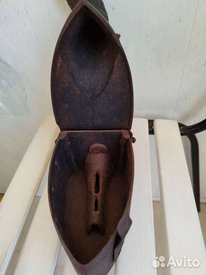 Утюг старинный,форма дракон (19век)