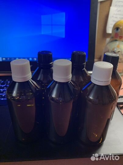 Бутылочки из темного пластика с крышками