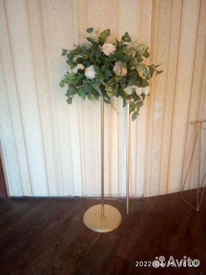 Стойки с цветами