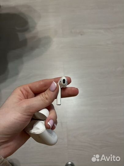 Один наушник apple airpods с чехлом