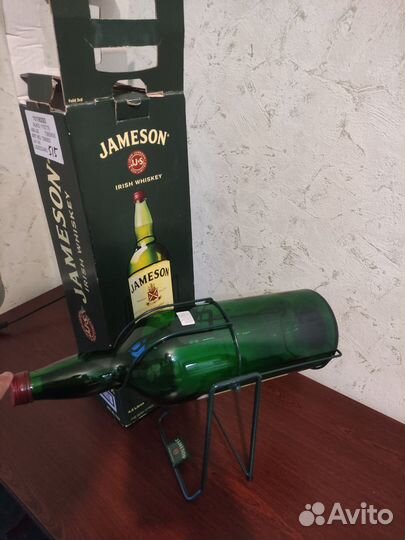 Бутылка Jameson на подставке 