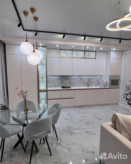 Кухня с витриной и с рифленым фасадом под ключ