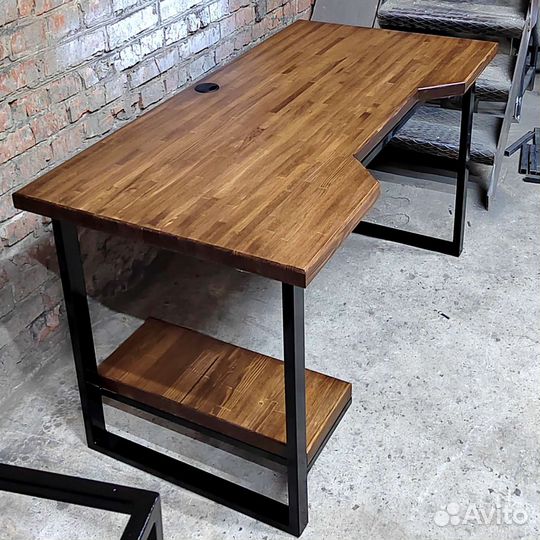 Компьютерный стол в стиле лофт