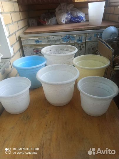 Горшки для цветов и металлические подставки